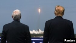 美国总统特朗普和副总统彭斯5月30日在佛罗里达州肯尼迪宇航发射中心观看SpaceX宇航公司成功将两名美国宇航员送入太空。