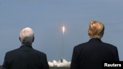 美国总统特朗普和副总统彭斯30日观看“猎鹰9”号（Falcon 9）火箭从佛罗里达州卡纳维拉尔角的肯尼迪宇航中心将两名美国宇航员送入太空。