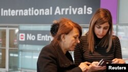 来自伊朗的旅客抵达美国机场（2017年2月6日）