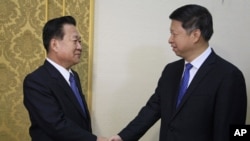 北韓國務委員會副委員長，黨中央副委員長崔龍海（左）與中共中央對外聯絡部部長宋濤在平壤會面（2017年11月18日）