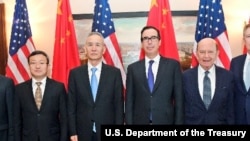 美國高官和中國貿易代表團成員在華盛頓合影，右起：美國貿易代表萊特希澤，美國商務部長羅斯，美國財政部長努欽，中國副總理劉鶴（ 2018年5月17日, 努欽推特圖片）。