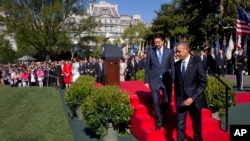 美国总统奥巴马和前来美国进行正式访问的日本首相安倍晋三在白宫南草坪上（2015年4月28日）