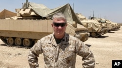 美軍中東事務最高指揮官---中央司令部司令、海軍陸戰隊上將麥肯錫在抵達敘利亞會晤美國和盟軍官兵後對媒體講話。 (2021年5月21日) 