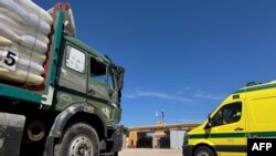 在以色列政府星期日（3月2日）宣佈，將暫停一切物資與供應進入加沙後，一些運送救援的貨車在加沙拉法過境點埃及一側等候。