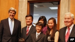 駱家輝全家與克里、盧格參議員合影
