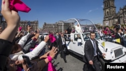 教宗方濟各在墨西哥城向歡迎人群招手致意。 （2016年2月13日）