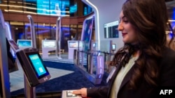 土耳其伊斯坦布尔机场使用的人脸识别扫描仪器（2019年10月16日）。