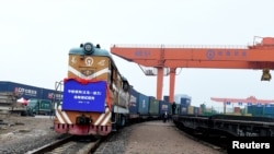 中國浙江省義烏火車站一列開往波蘭的貨運火車駛離車站。 （資料圖片）