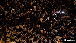 人大釋法引發港人在週日晚上於中聯辦外抗議