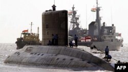 印度一艘基洛级潜艇停泊在孟买的阿波罗码头外。资料照。