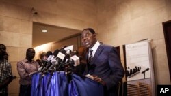 贝宁总统雅伊在与政变领导人狄安德瑞将军会谈后对媒体讲话 （2015年9月19日）