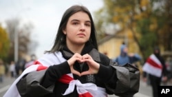 在明斯克星期天的抗议中，一位白俄罗斯妇女比出抗议的手势。