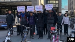 十來名北京大學學生2018年12月28日在校園示威，抗議學校當局改組北大馬克思主義學會領導層。他們舉著“要工農之馬會，不要官僚之馬會”，“堅決抗議改組”等標語。 