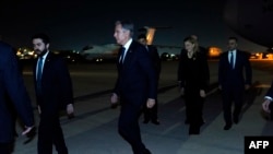 2023年10月13日，美國國務卿布林肯在以色列舉行會晤後抵達安曼走向他的車隊。（法新社照片）