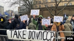 大約三千示威者在英國時間2月8日星期六下午在舊皇家鑄幣廠前示威，抗議中國當局計劃在該地段興建新的駐倫敦大使館。示威者在欄杆上掛上“打倒中共”(Take Down CCP)的抗議標語。（攝影：美國之音鄭樂捷）