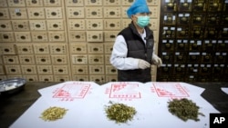 资料照片：北京博爱堂中医院出售的黃芪、 青蒿和艾草等中药材。(2020年3月13日)