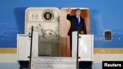 2018年6月10日美国总统川普抵达新加坡的巴耶利峇空军基地，招手致意，他将与朝鲜领导人金正恩举行峰会。