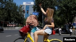 2018年8月29日，在北京中興通訊公司大樓附近，一名女子自拍。