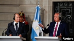 2023年1月28日,德国总理朔尔茨在布宜诺斯艾利斯同阿根廷总统费尔南德斯工同举行记者会.