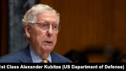 资料照：2025年6月11日，美国参议院拨款委员会国防小组委员会主席米奇·麦康奈尔参议员在审查国防部2026财年预算提案的听证会上发表开场白。