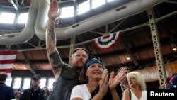 川普星期六在中西部農業州愛奧華的競選集會上民眾正等候川普發言。