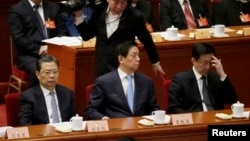 三位中共中央政治局委員在中國政協大會閉幕式的主席台上（2017年3月13日），前排左起：組織部長趙樂際，中央辦公廳主任栗戰書，上海市委書記韓正（2017年3月13日）