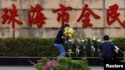 中國廣東省珠海市在「珠海市人民健身廣場」外市民為35名被兇嫌開車撞死的市民所獻的鮮花收走。 (2024年11月13日)