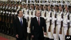 俄羅斯總理普京(右)訪問中國與中國總理溫家寶(左)檢閱儀仗隊