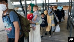 阿富汗被撤离的难民抵达华盛顿达拉斯国际机场（2021年8月23日）