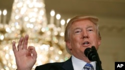 川普在"美国制造"的产品展示会上(2017年7月17日)