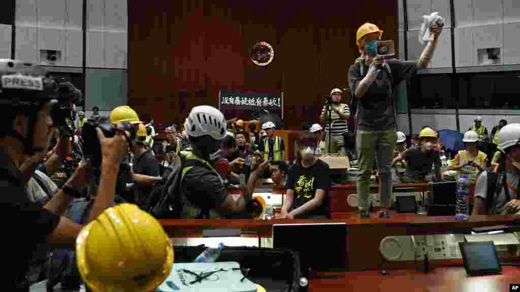 示威者在闖入香港立法會之後在議事廳發言。