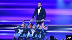 2017年1月18日在洛杉矶微软剧院举行的人民选择奖颁奖典礼上，主持人乔尔·麦克海尔（Joel McHale）推着婴儿们登台讲话。