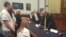 國會眾議院移民與邊境安全小組委員會主席、共和黨議員高迪(Rep. Trey Gowdy)與非法移民犯罪的受害者家屬羅拉威爾克森握手，共和黨議員史蒂芬.金（Rep. Steve King）與另一位家屬米歇爾如特交談。（美國之音魏之拍攝）