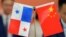 资料照：中国和巴拿马两国官员签署贸易协议期间，中国与巴拿马国旗被摆放在桌子上。（2024年8月26日）