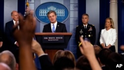 美國聯邦調查局(FBI)局長克里斯托弗雷在白宮回答記者提問 (資料圖片)