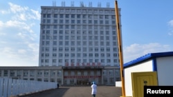 位于中国黑龙江省与俄罗斯边境地区的绥芬河市为医治新冠病人把一座办公楼改建为临时医院（2020年4月12日）