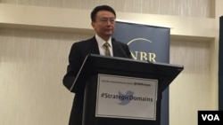 喬治華盛頓大學薩特教授（左一）在研討會上(美國之音莉雅拍攝)