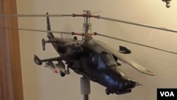 俄羅斯國防出口公司展出的武裝直升飛機模型。(美國之音白樺)