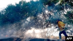資料照片：一名以色列消防員正在撲滅在以色列和加沙邊界處的一處據報被燃燒氣球點燃的大火。 （2020年8月24號）