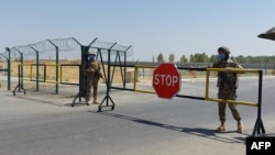 乌兹别克军人守卫在乌兹别克斯坦与阿富汗边界的一个哨卡。（2021年8月15日）