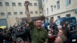 5月4日親俄活動人士衝擊敖德薩警察局救出被拘捕的抗議人士