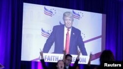 2016年6月10日，一群抗议者打乱了美国总统参选人川普在华盛顿一次会议上的演讲。