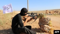 反政府武装“自由叙利亚军”旗下的“第一营”战士在反政府武装占领的北方城市阿勒颇的郊外参加军事训练。（2015年6月10日）