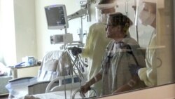 新冠病例激增使美國某些地區的醫院不堪重負