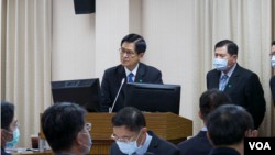 台湾国防部长严德发解释后备改革方案。(美国之音黄丽玲2020年10月22日摄)