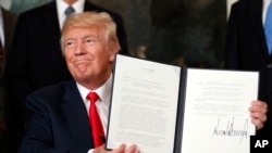 美國總統川普展示他簽署的授權調查中國貿易行為的行政備忘錄。（2017年8月14日）