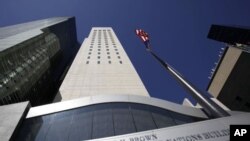 다마스쿠스 올드 시티 거리를 지나가는 한 여성