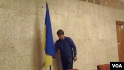 在莫斯科的烏克蘭大使館中的烏克蘭國旗。(美國之音白樺拍攝)