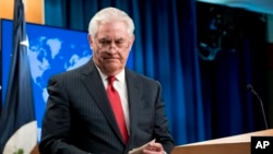 3月13日，蒂勒森在國務院一個新聞發布會後步下台階。