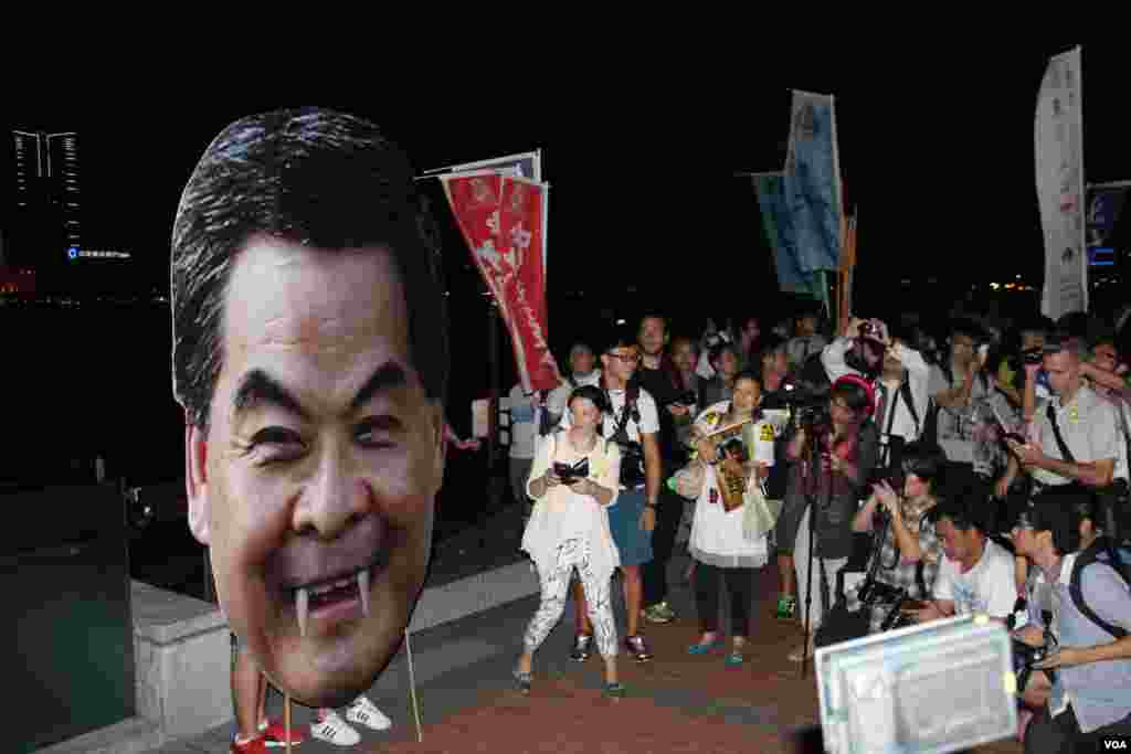 学联发起抗议梁振英拒绝对话公民抗命游行和留守礼宾府（美国之音图片/海彦拍摄）